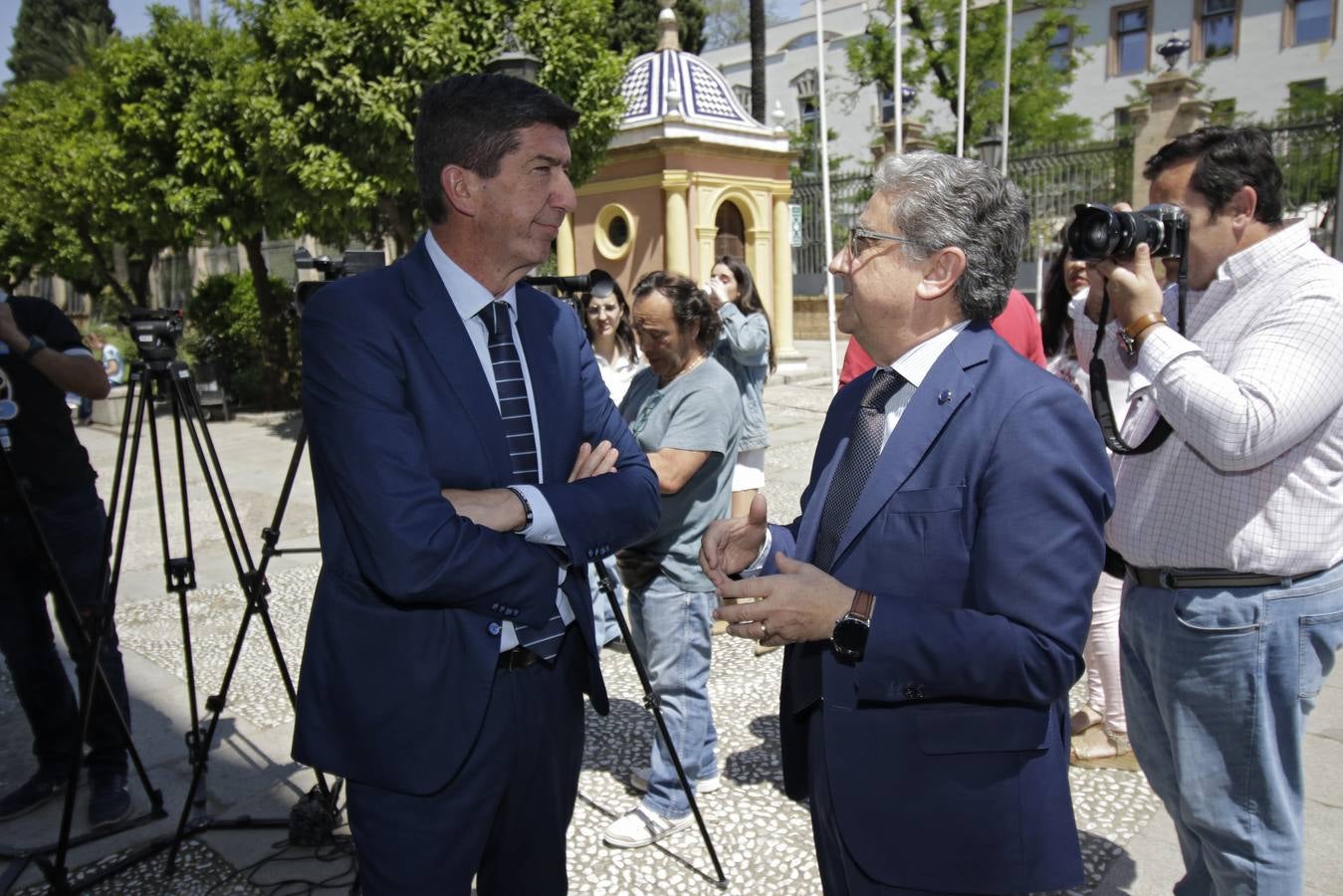 Izado de la bandera de la Unión Europea en el Rectorado de la Universidad de Sevilla. JUAN FLORES