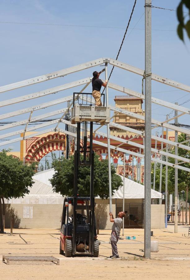 El montaje de las casetas de la Feria de Córdoba 2022, en imágenes