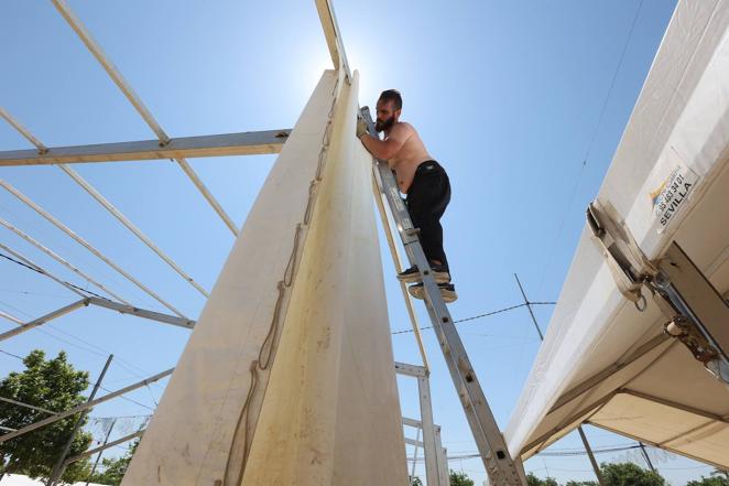 El montaje de las casetas de la Feria de Córdoba 2022, en imágenes