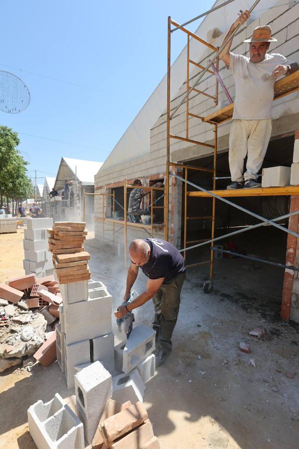 El montaje de las casetas de la Feria de Córdoba 2022, en imágenes