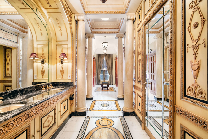 La mansión neoyorkina que perteneció a Gianni Versace. Situada en East 64th Street, muy cerca de Central Park, esta propiedad de 35 pies de ancho cuenta con 1.300 metros cuadrados repartidos en seis pisos conectados por un ascensor.