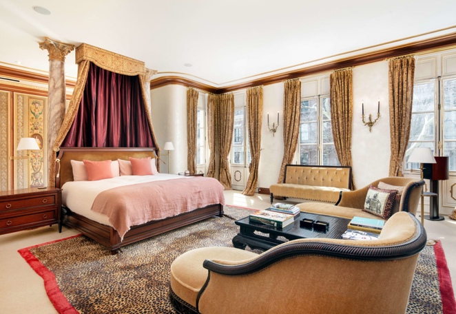 La mansión neoyorkina que perteneció a Gianni Versace. La vivienda ofrece siete dormitorios, siete cuartos de baño completos y cuatro aseos. La suite principal ocupa una planta completa e incluye una sala de estar, amplios vestidores, un baño con adornos dorados tipo spa con un enorme jacuzzi de mármol y ducha de vapor.