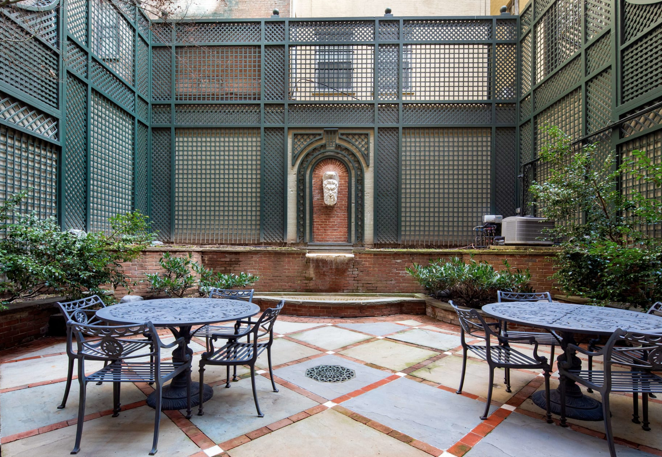 La mansión neoyorkina que perteneció a Gianni Versace. La zona exterior suma 281 metros cuadrados de jardín con vistas a un balcón trasero que recorre todo el ancho de la casa y una terraza en la azotea con una zona de descanso techada con sofás.