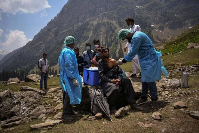 Un trabajador de la salud administra una dosis de la vacuna CoviShield a un pastor durante una campaña de vacunación en Lidderwat, ubicada en el distrito Anantnag de India Cachemira, el 10 de junio de 2021