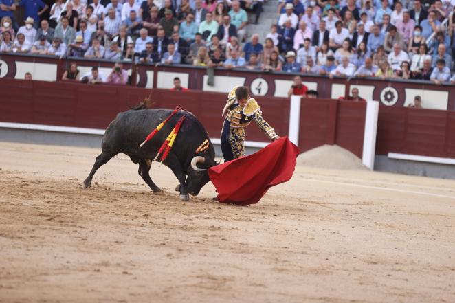 'El Juli' da un pase a su primer toro durante el festejo taurino de San Isidro. 