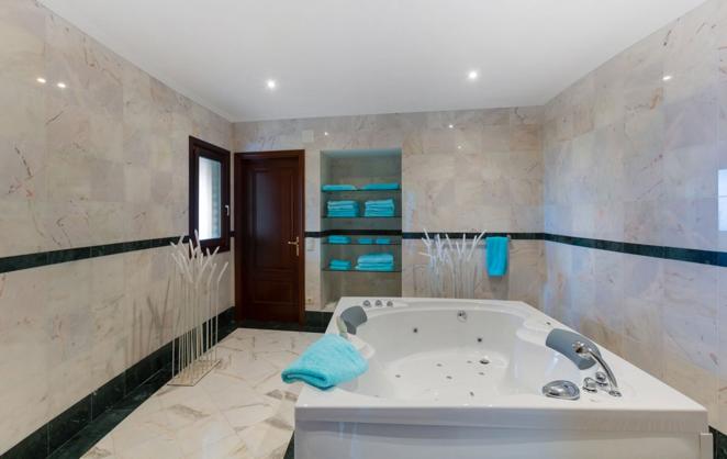 La villa más lujosa de Jávea de 9,5 millones de euros. No cabe duda de que esta propiedad no tiene nada que envidiar a las mansiones de las celebrities al otro lado del charco, o a los mejores hoteles de lujo.