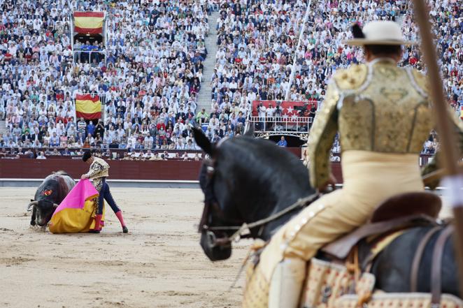 Una plaza llena observa con atención los pases de 'El Juli'. 