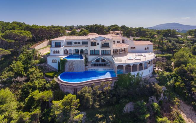La villa más lujosa de Jávea de 9,5 millones de euros. Con el verano cada vez más cerca se está disparando la demanda de alojamientos en destinos cerca del mar, y tras la pandemia un alto porcentaje se está planteando hacer una inversión a largo plazo y adquirir su propia residencia. Uno de los destinos favoritos en nuestro país es la costa valenciana por su buen clima y exquisitas playas, donde Jávea se hace con el primer puesto. Para todos aquellos que deseen un lugar donde desconectar y disfrutar del lujo en su máximo exponente, esta villa de COSTA HOUSES Luxury Villas S.L ® , valorada en 9,5 millones de euros, y disponible <a href="https://www.pisos.com/comprar/chalet-balcon_al_mar_cap_marti_adsubia03738-96743050352_100500/" target="_blank">a través de pisos.com</a> cumple con todos los requisitos.
