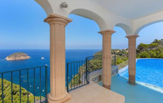 La villa más lujosa de Jávea de 9,5 millones de euros. Con unas dimensiones de 2.300m² los problemas de espacio no serán un problema. Además tiene licencia para construir un helipuerto si sus futuros dueños lo necesitasen.