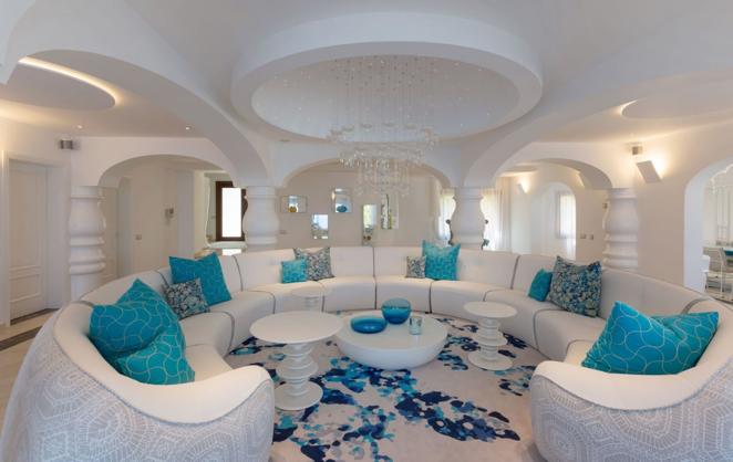 La villa más lujosa de Jávea de 9,5 millones de euros. La entrada principal impresiona con pilares altos que dejan claro que el lujo en estado puro predomina en cada estancia. Como puede apreciarse también en el salón principal, donde un sofá redondo XXL se hace con todo el protagonismo.