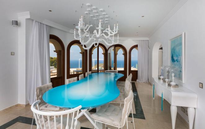 La villa más lujosa de Jávea de 9,5 millones de euros. La mayor parte del mobiliario se basa en una paleta de color en tonos blancos y azules inspirados en el mar. Muy acordes a su situación geográfica.