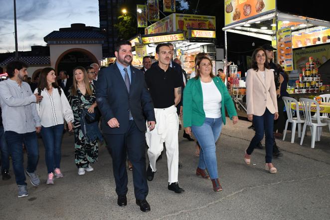 El vocalista de Miss Caffeina con la alcaldesa, Tita García Élez, Flora Bellón y Daniel Tito. 