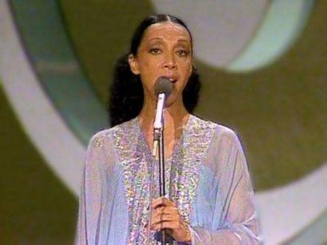 Betty Missiego (1979). El vestido era una túnica de gasa color celeste con incrustaciones de plata y cristal. La artista contó que se lo compró a un vendedor de túnicas que lo tenía reservado para Grace Kelly