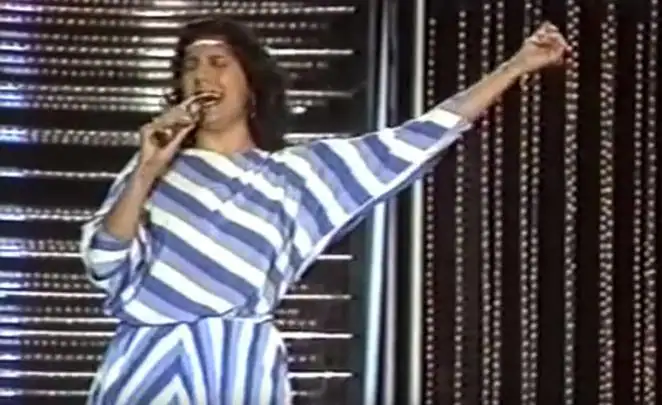 Remedios Amaya (1983). Enfundada en un vestido que en aquel entonces costó mil pesetas, de rayas azules y blancas y descalza, salió la artista sevillana a interpretar 'Quién maneja mi barca' en Múnich.