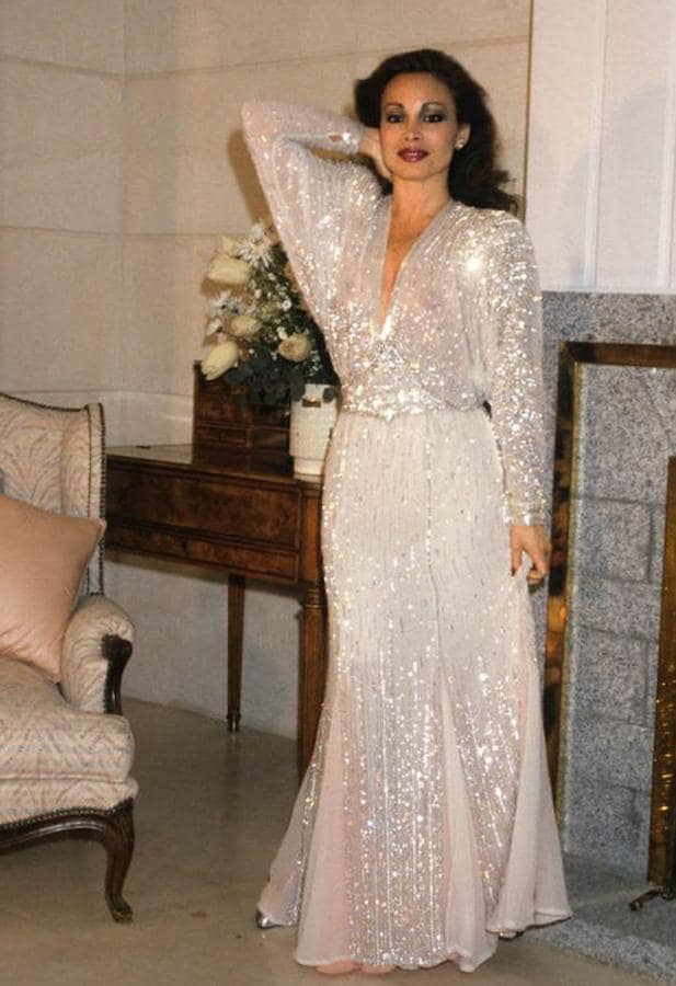 Paloma San Basilio (1985). La cantante que interpretó 'La fiesta' escogió un diseño blanco de gasa, paillettes y hombreras, una obra de arte con la que brilló aunque no consiguiera subir del puesto 15.