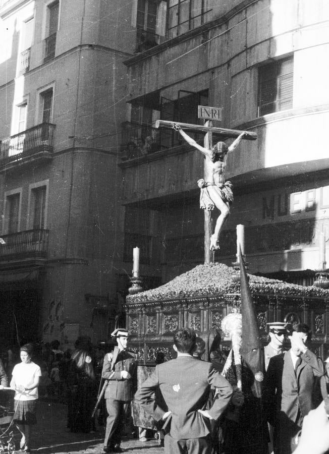 El Cristo de la Buena Muerte de los Estudiantes por la calle Álvarez Quintero en el Santo Entierro Grande de 1965. MARTÍN CARTAYA