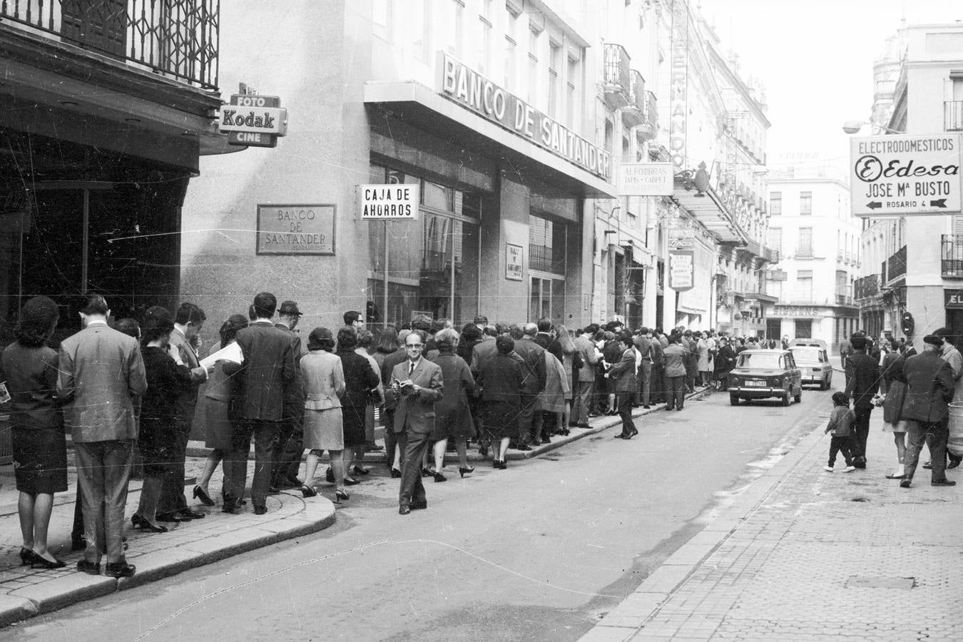 Calle Tetuán ¿1968? Cola para entrar en el teatro San Fernando posiblemente del día del pregón de Juan Delgado Alba. MARTÍN CARTAYA