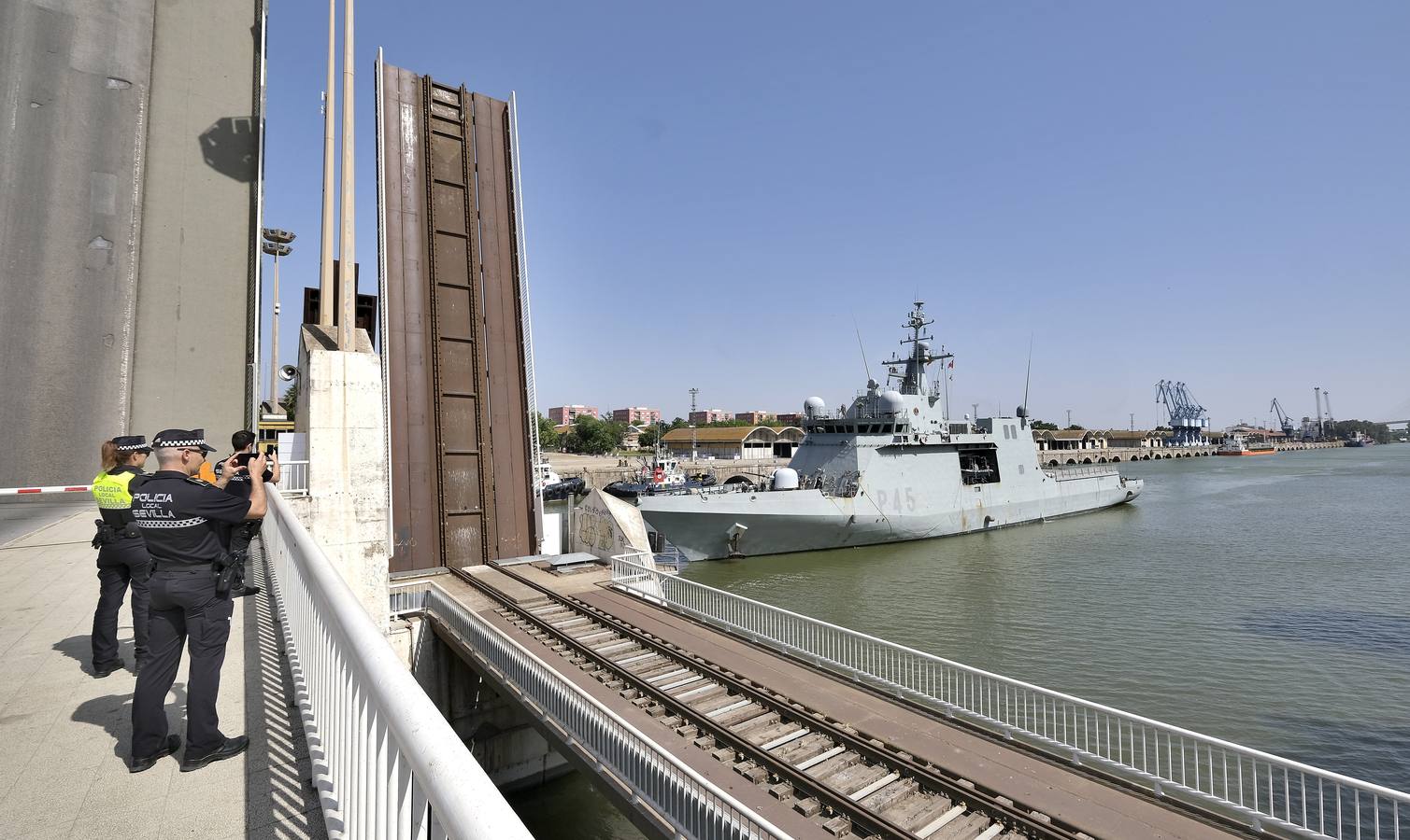 Llegada del BAM 'Audaz' al muelle de las Delicias de Sevilla. J.M. SERRANO