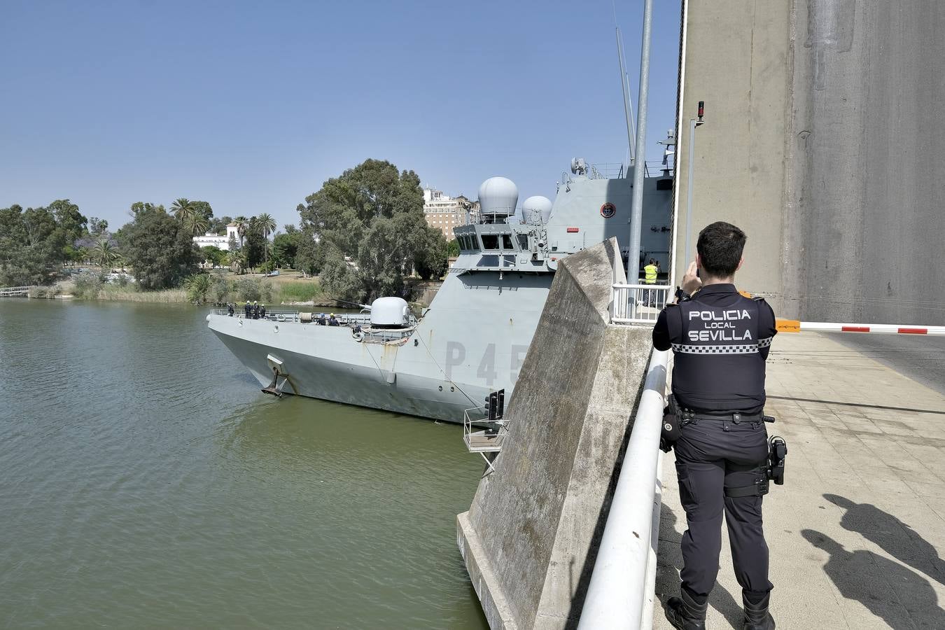 Llegada del BAM 'Audaz' al muelle de las Delicias de Sevilla. J.M. SERRANO