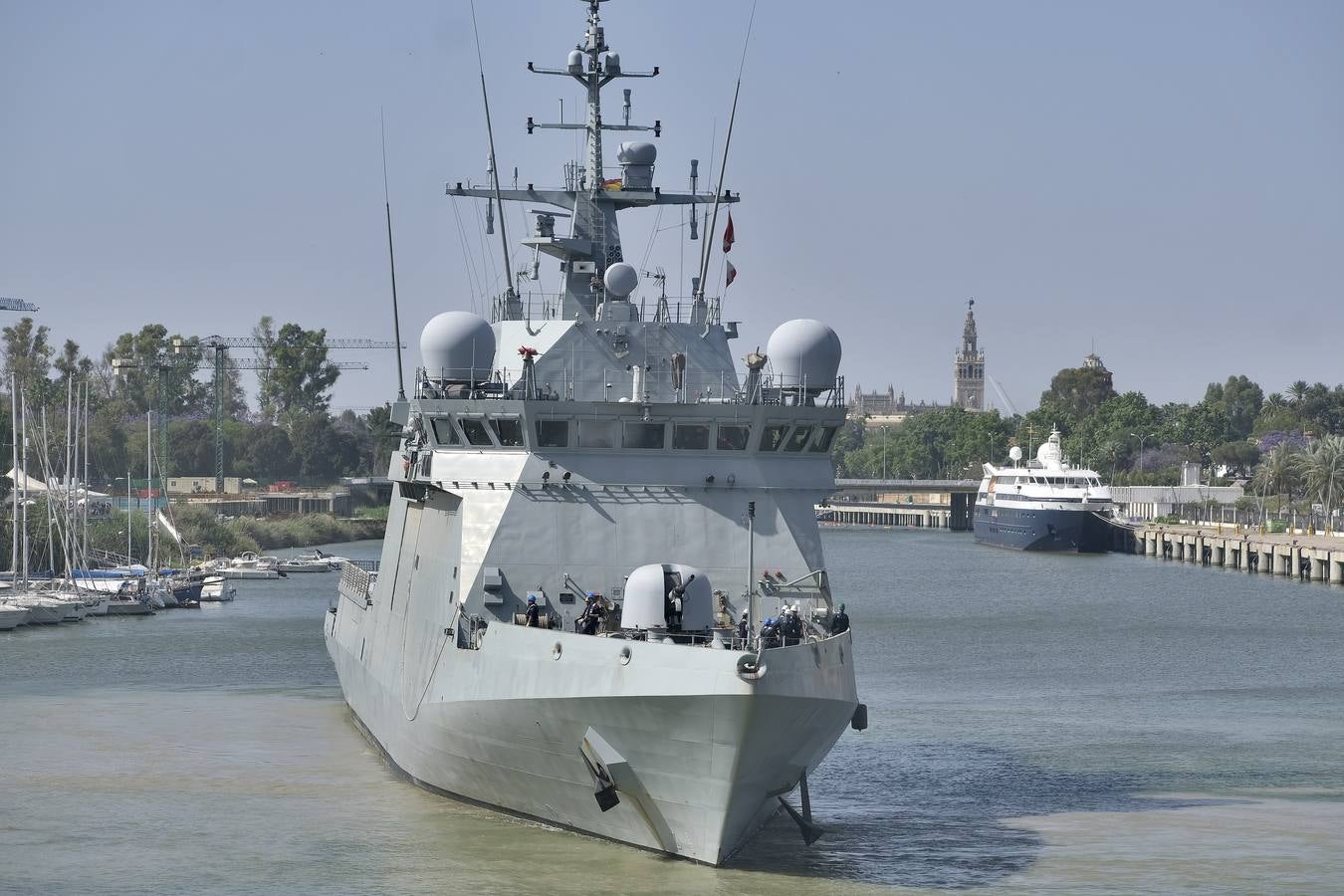 Llegada del BAM 'Audaz' al muelle de las Delicias de Sevilla. J.M. SERRANO