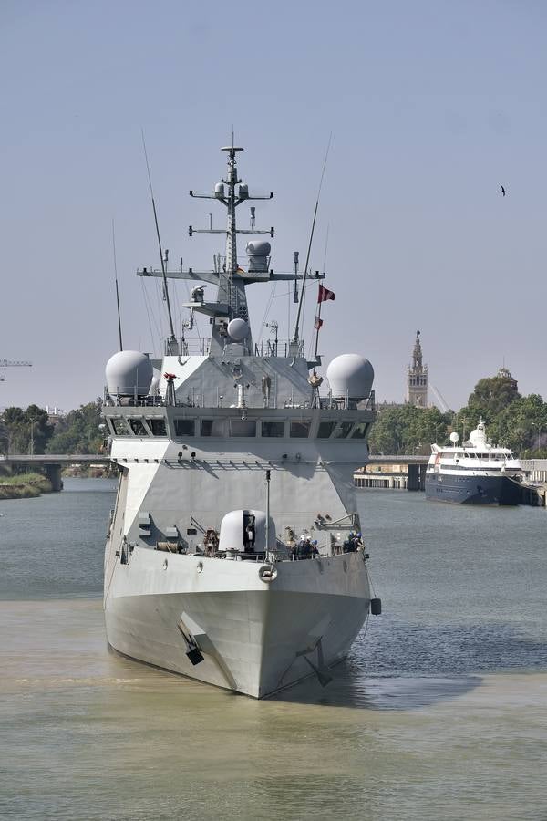 Llegada del BAM 'Audaz' al muelle de las Delicias de Sevilla. J.M. SERRANO