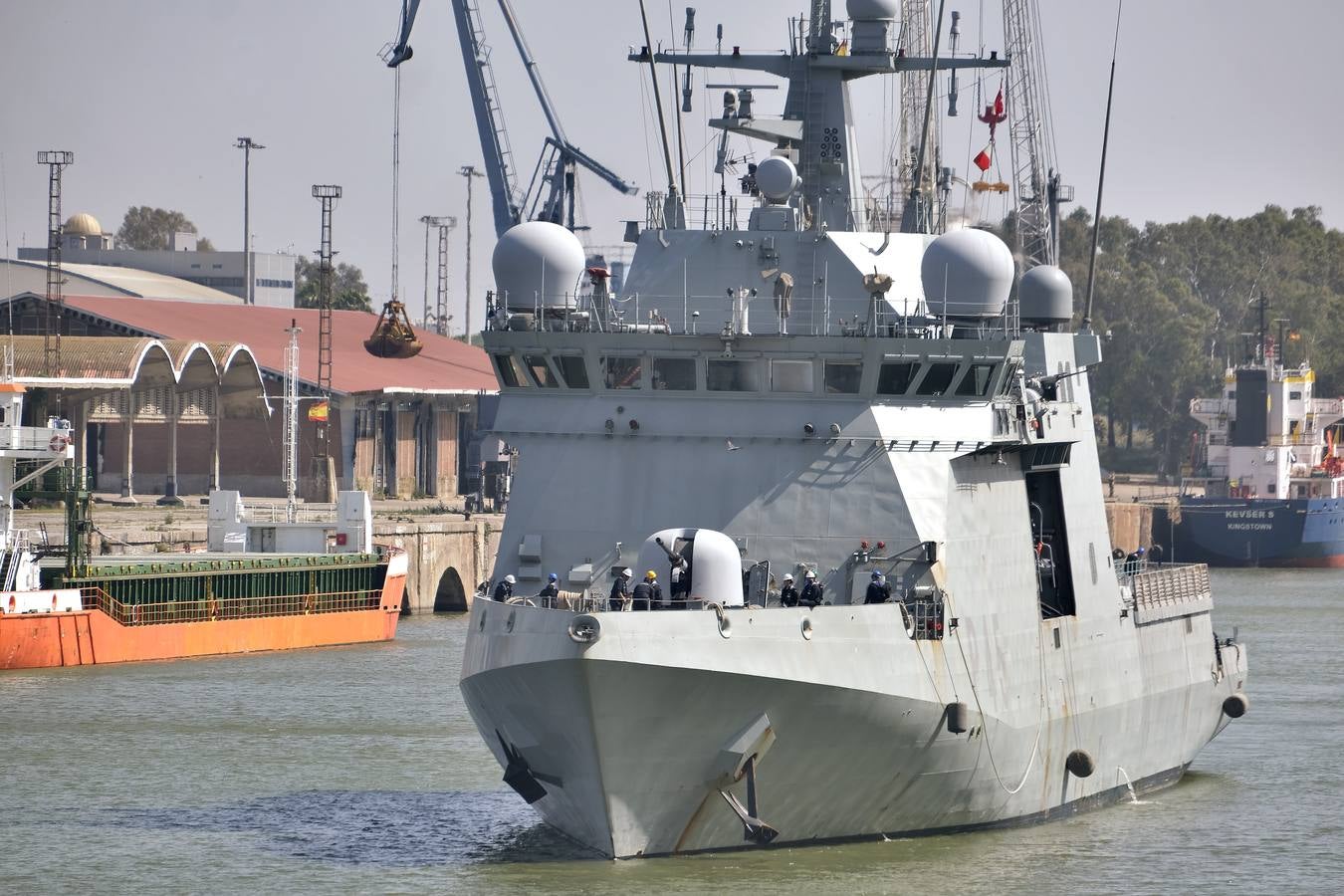 Llegada del BAM 'Audaz' al muelle de las Delicias de Sevilla. J.M. SERRANO