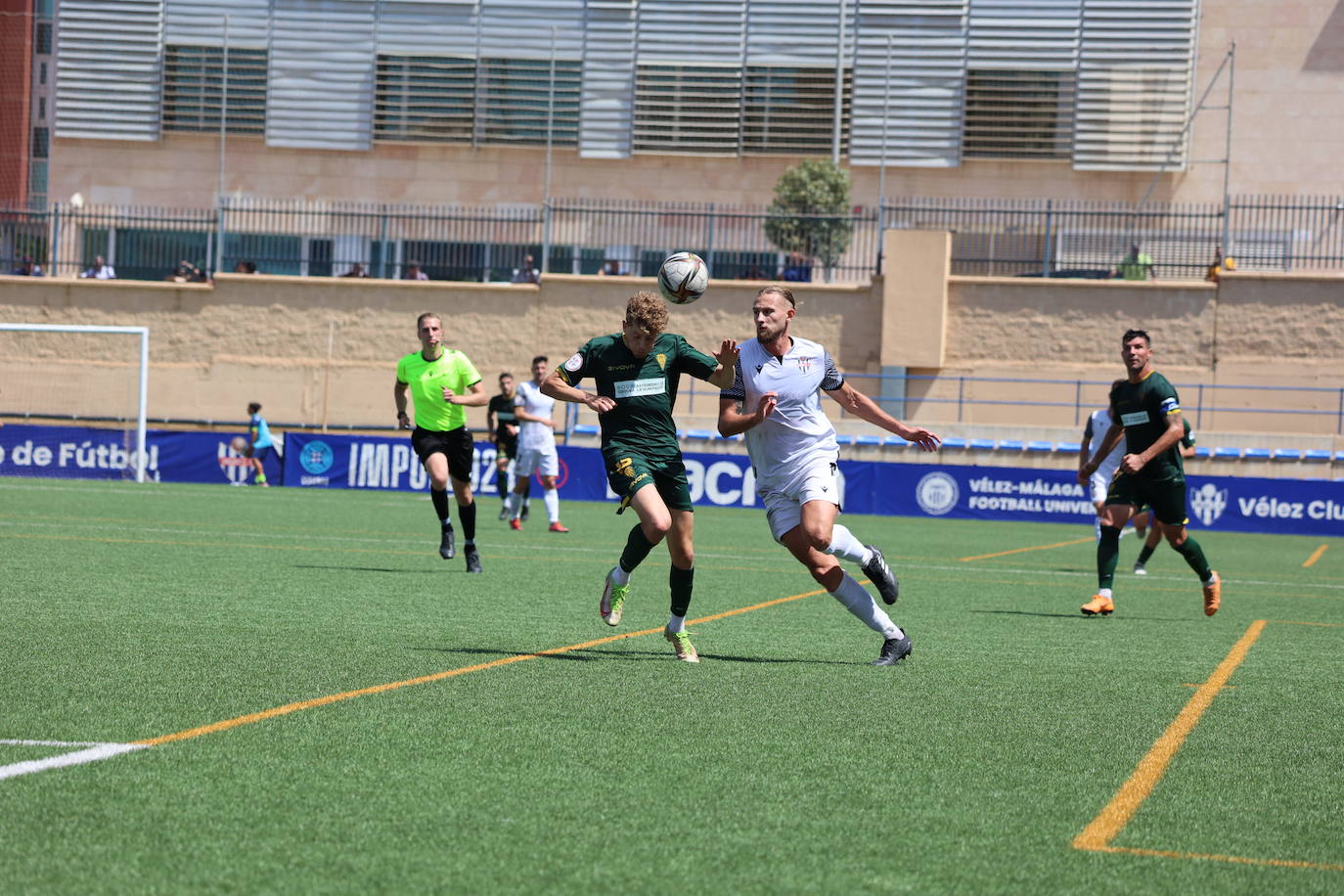 Las mejores jugadas y el ambiente cordobesista del Vélez CF - Córdoba CF, en imágenes