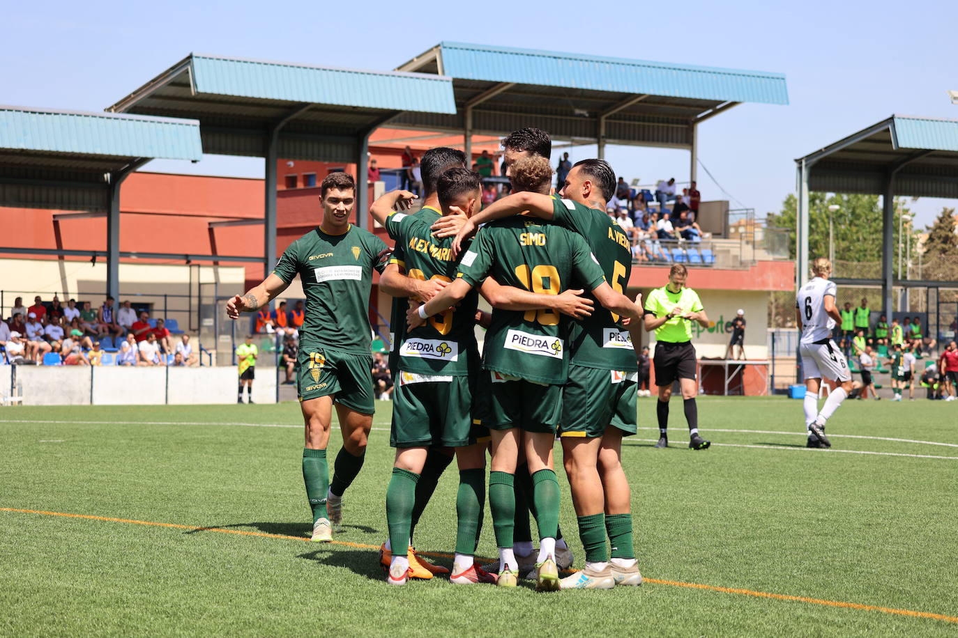 Las mejores jugadas y el ambiente cordobesista del Vélez CF - Córdoba CF, en imágenes