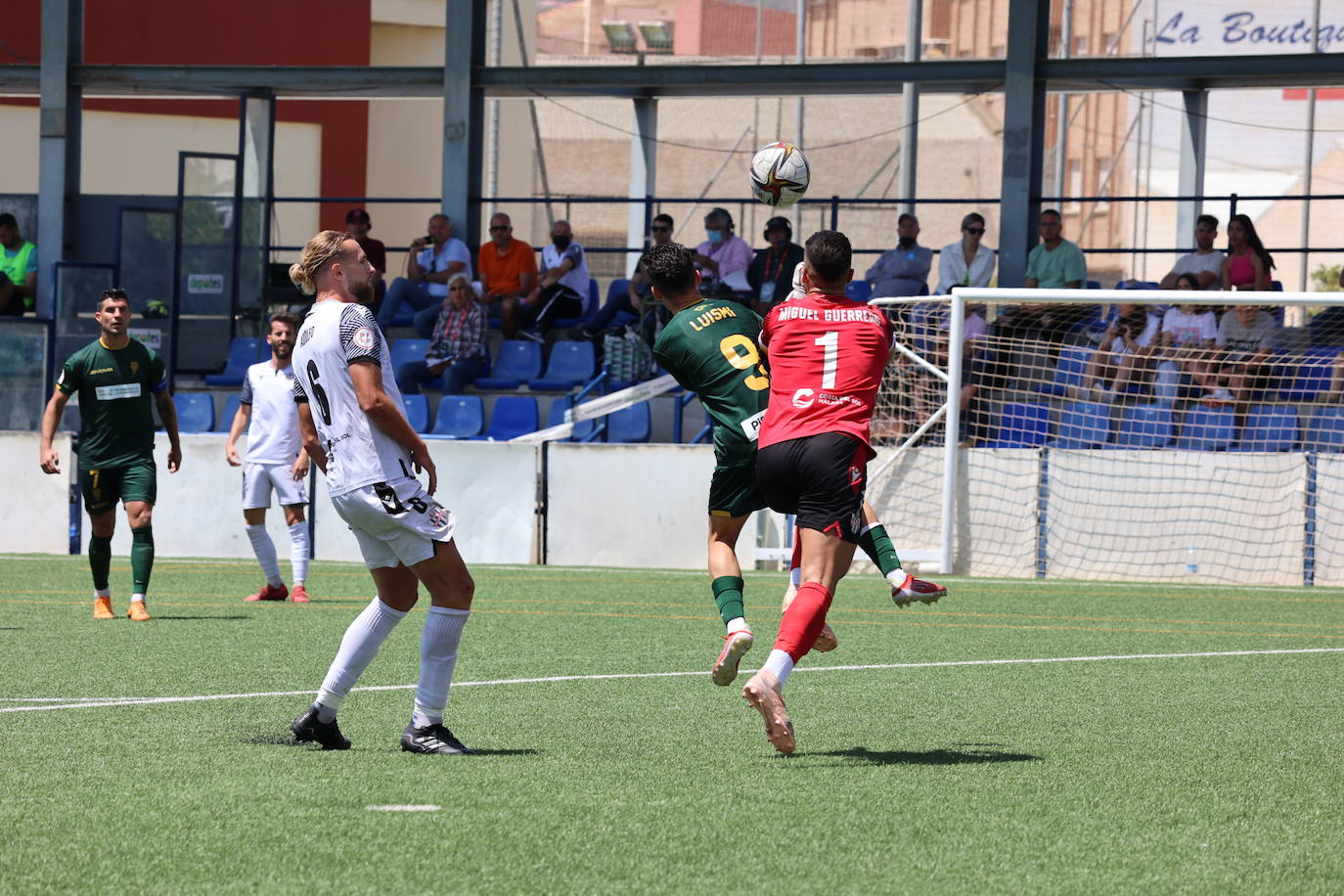 Las mejores jugadas y el ambiente cordobesista del Vélez CF - Córdoba CF, en imágenes