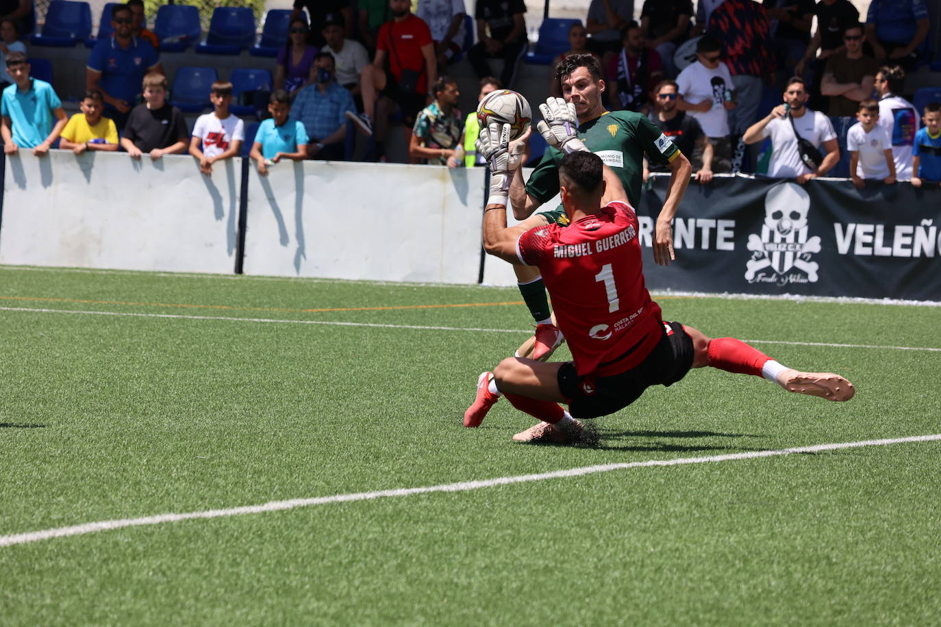 Las mejores jugadas y el ambiente cordobesista del Vélez CF - Córdoba CF, en imágenes