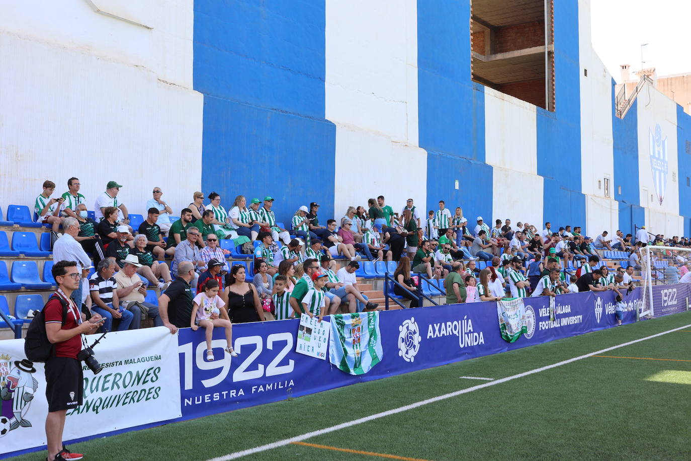 Las mejores jugadas y el ambiente cordobesista del Vélez CF - Córdoba CF, en imágenes