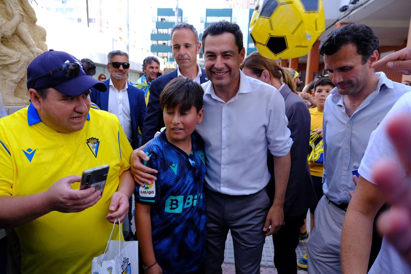 Fotos: Baño de masas de Juanma en Carranza para el Cádiz - Real Madrid