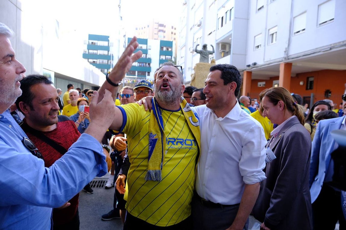 Fotos: Baño de masas de Juanma en Carranza para el Cádiz - Real Madrid
