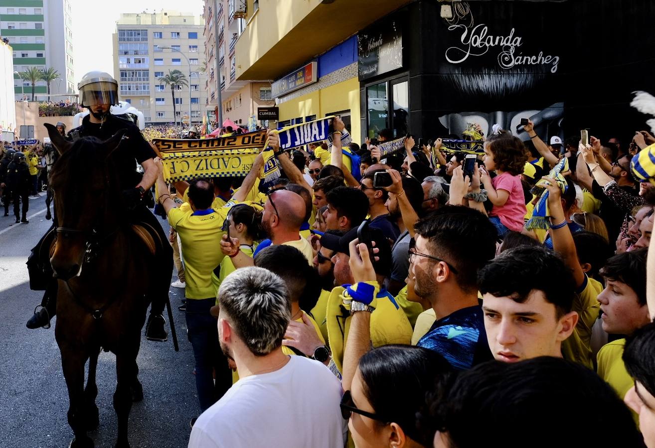 Fotos: Recibimiento a los autobuses del Real Madrid y del Cádiz en Carranza