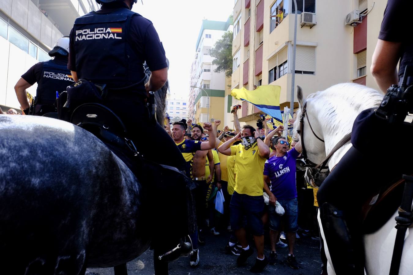 Fotos: Recibimiento a los autobuses del Real Madrid y del Cádiz en Carranza