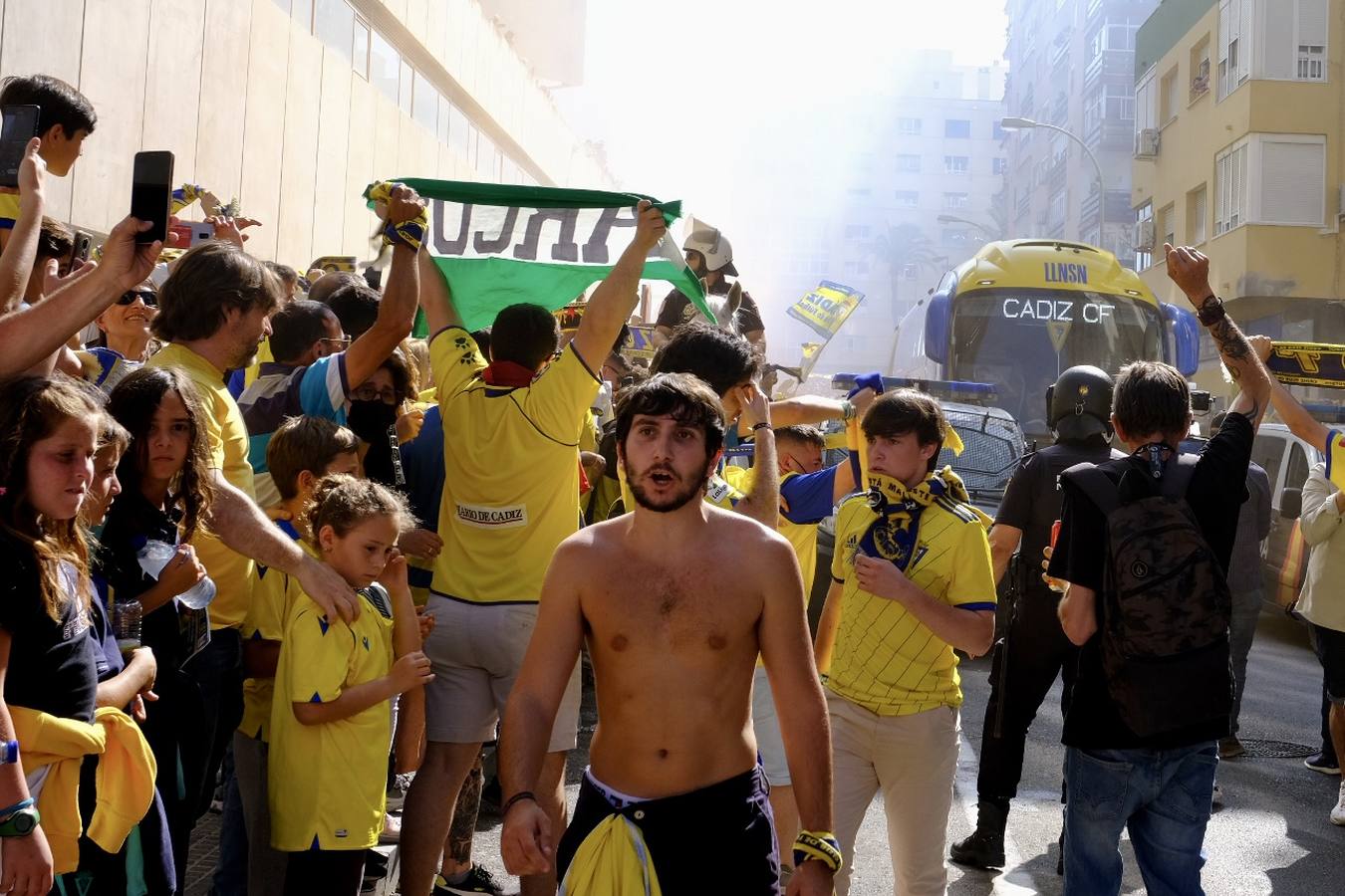 Fotos: Recibimiento a los autobuses del Real Madrid y del Cádiz en Carranza