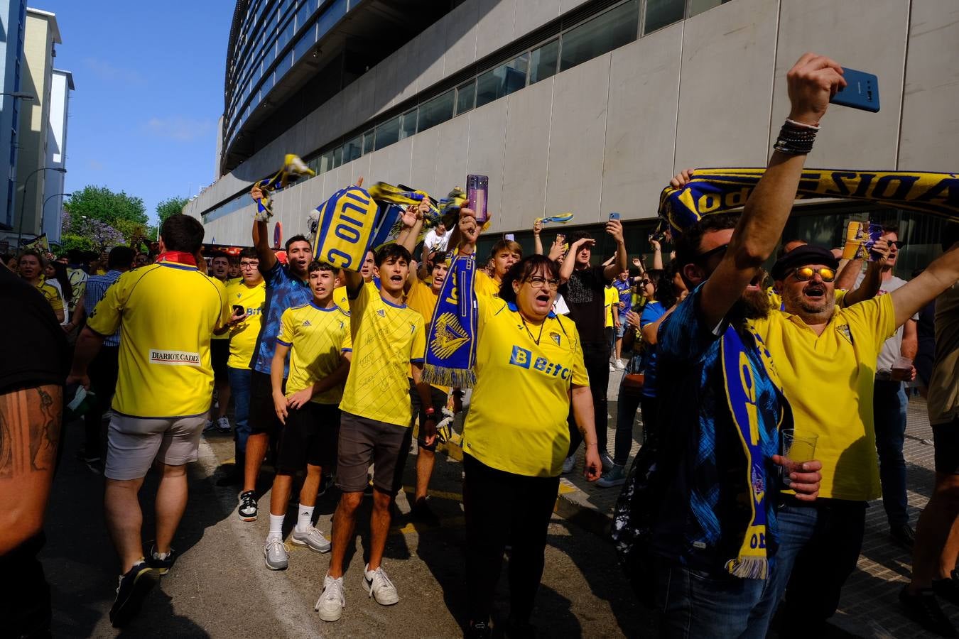 Fotos: Recibimiento a los autobuses del Real Madrid y del Cádiz en Carranza