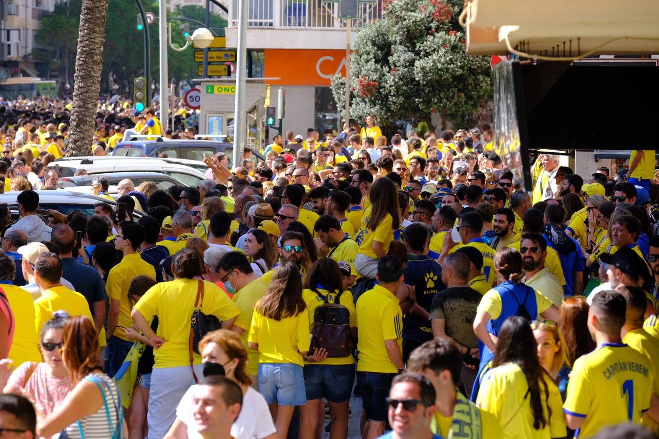 Fotos: Recibimiento a los autobuses del Real Madrid y del Cádiz en Carranza