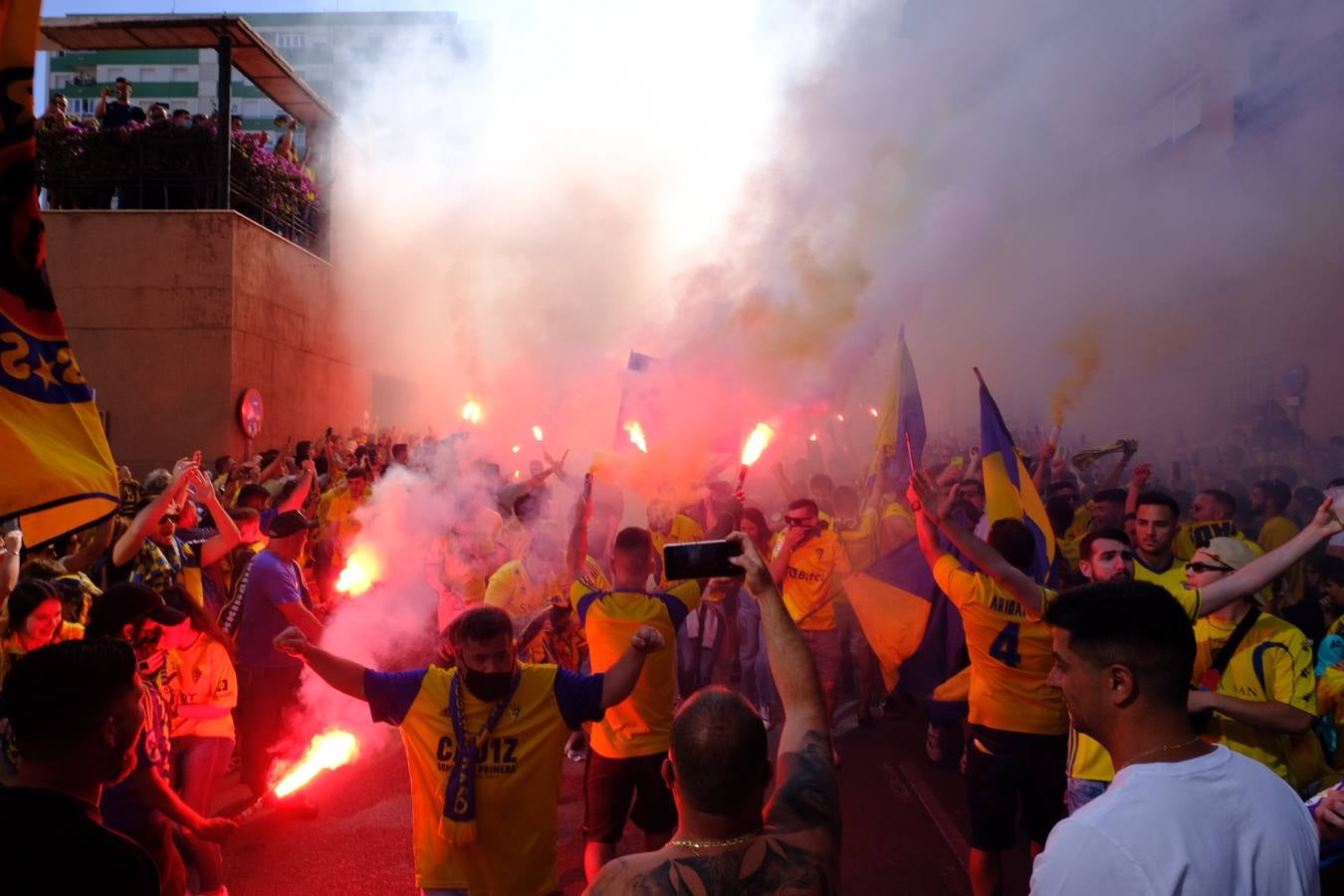 Fotos: Recibimiento a los autobuses del Real Madrid y del Cádiz en Carranza