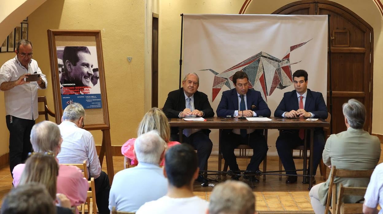 La conferencia sobre Antonio Bienvenida en Córdoba, en imágenes