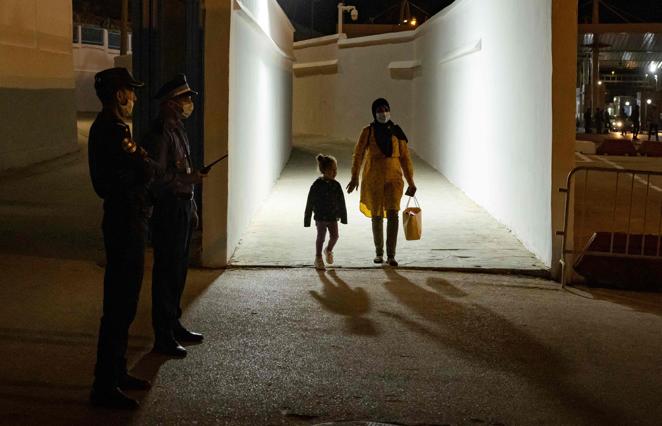 Madre e hija en el paso fronterizo de Ceuta. 