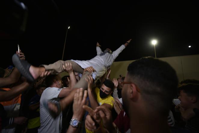 Un grupo de personas festejan la apertura de las fronteras de España y Marruecos en Ceuta. 