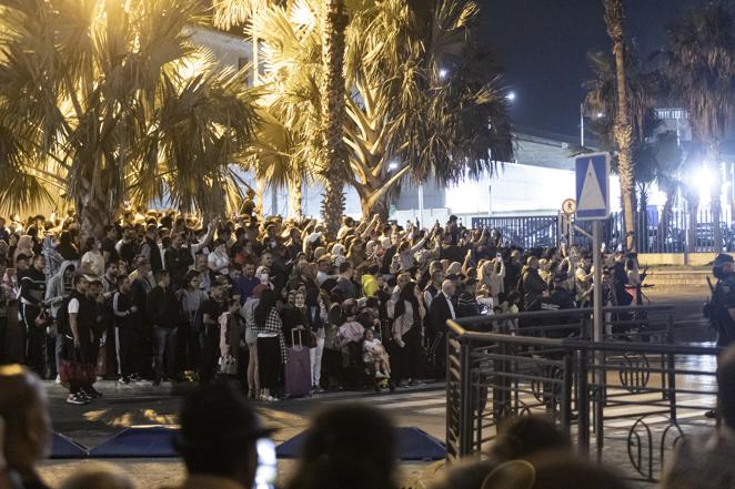 Cientos de personas esperan en la frontera de España y Marruecos en Melilla. 