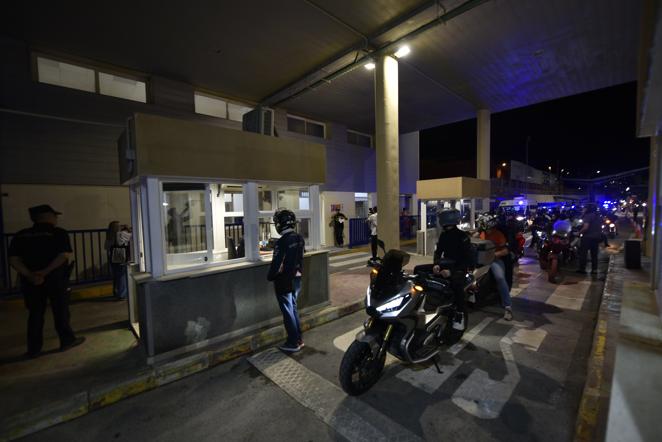 Motoristas esperan para cruzar la frontera de España y Marruecos en Ceuta. 