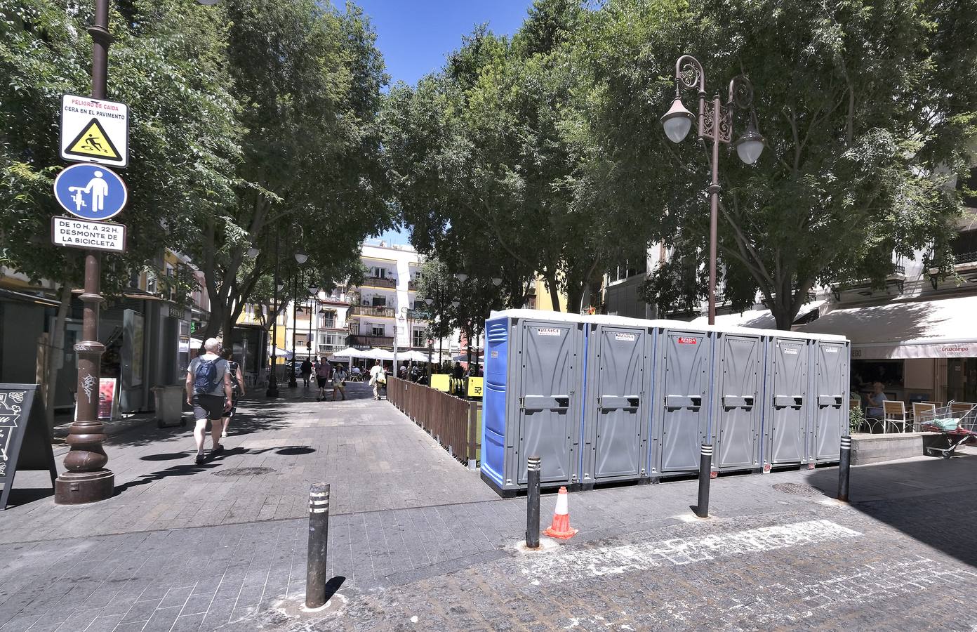 Urinarios portátiles instalados en zonas turísticas de Sevilla. J.M. SERRANO