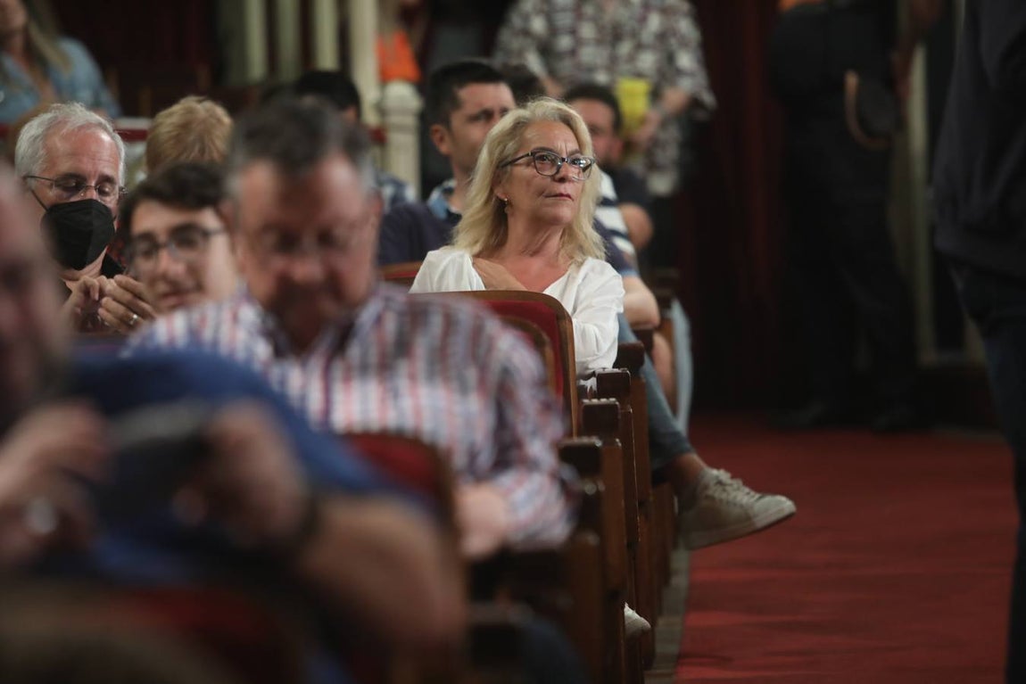 Fotos: Búscate en el Falla. Ambiente en el COAC en la primera sesión de preliminares 2022