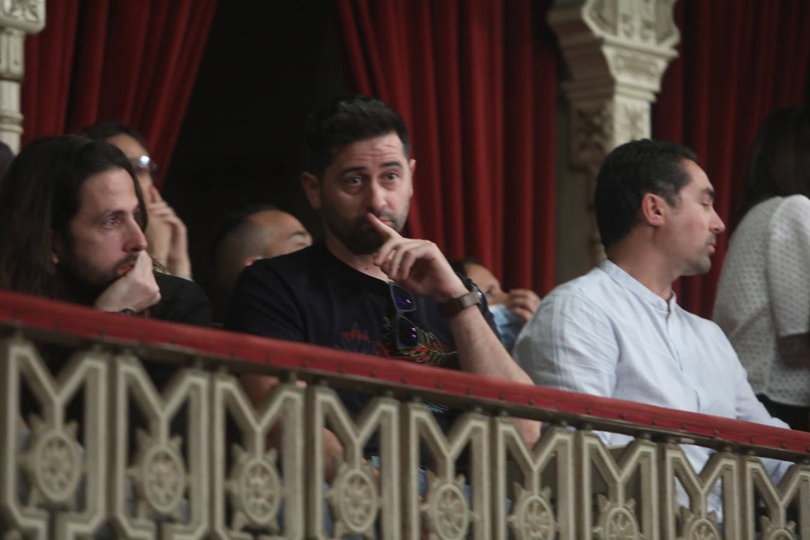 Fotos: Búscate en el Falla. Ambiente en el COAC en la primera sesión de preliminares 2022