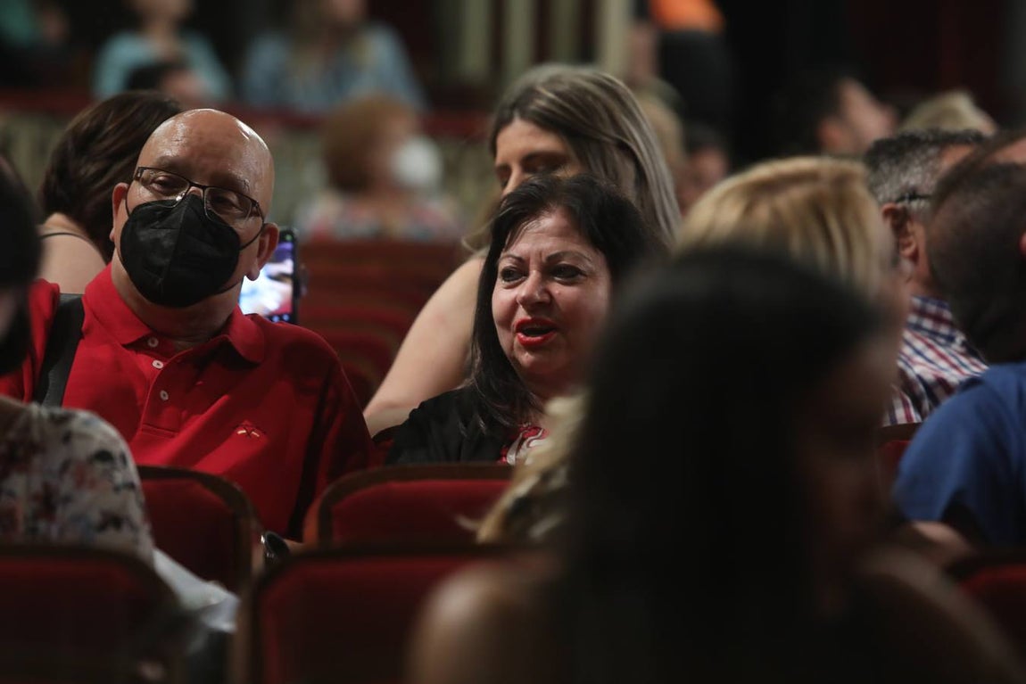Fotos: Búscate en el Falla. Ambiente en el COAC en la primera sesión de preliminares 2022