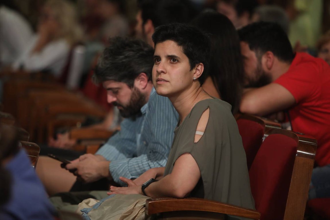 Fotos: Búscate en el Falla. Ambiente en el COAC en la primera sesión de preliminares 2022