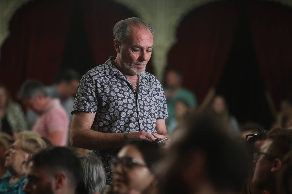 Fotos: Búscate en el Falla. Ambiente en el COAC en la primera sesión de preliminares 2022